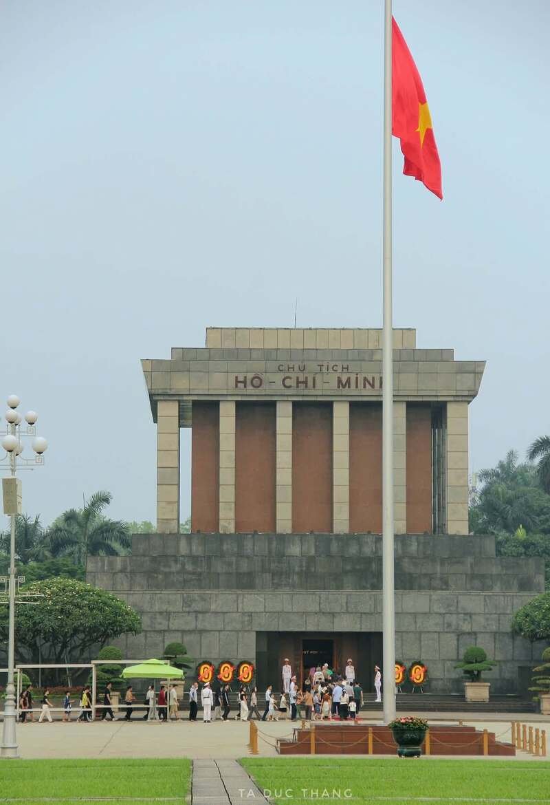 99+ Ảnh Lăng Bác trang nghiêm và bình yên trong mọi góc nhìn 18 ảnh lăng bác 13