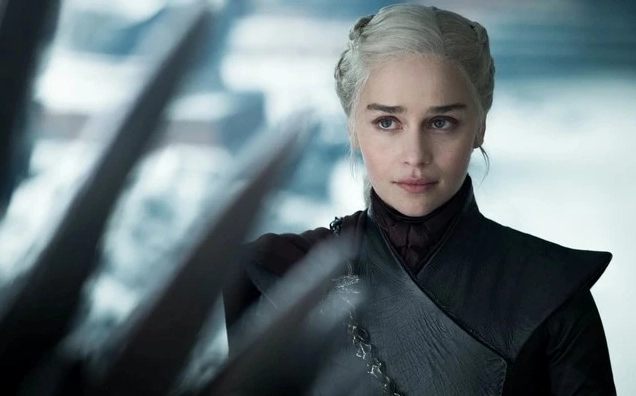 Daenerys Targaryen Là Ai? Cuộc Đời Nữ Hoàng Rồng Gây Tranh Cãi 4 Cảnh Daenerys Targaryen trên lưng rồng Drogon