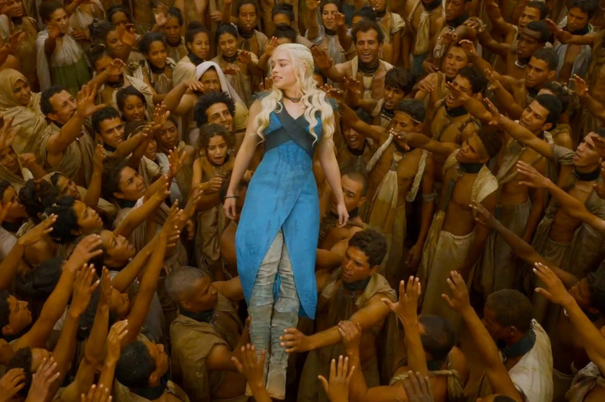 Daenerys Targaryen Là Ai? Cuộc Đời Nữ Hoàng Rồng Gây Tranh Cãi 1 Daenerys Targaryen bên cạnh rồng Drogon