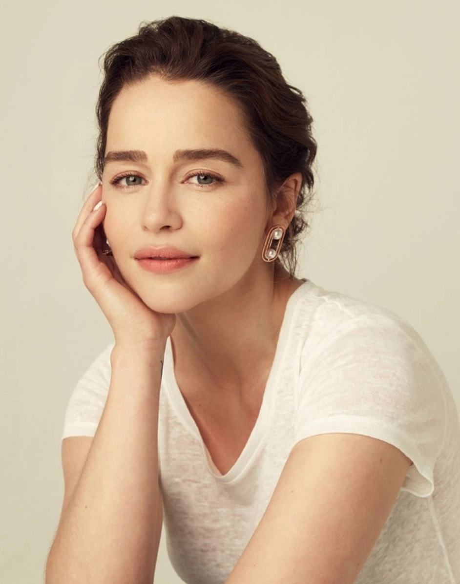 Daenerys Targaryen Là Ai? Cuộc Đời Nữ Hoàng Rồng Gây Tranh Cãi 6 Daenerys Targaryen nhìn về phía xa