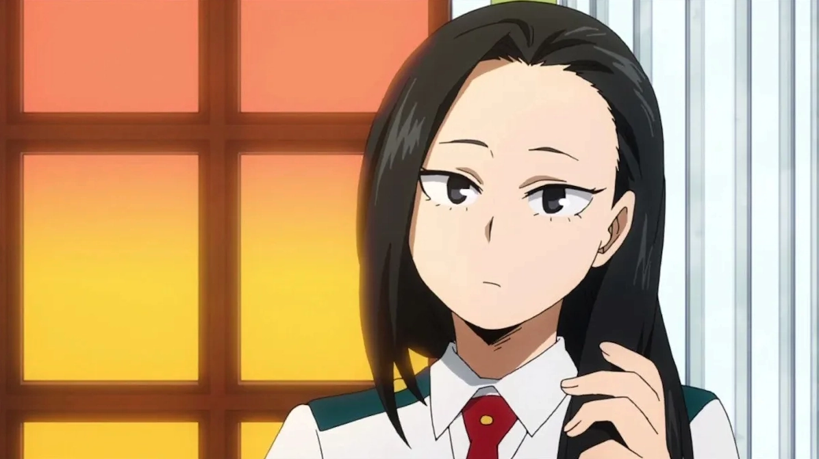 Momo Yaoyorozu trong đồng phục học sinh U.A.