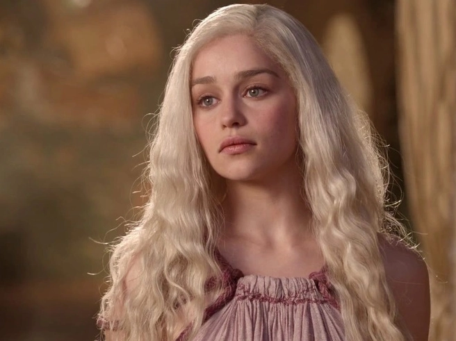 Daenerys Targaryen Là Ai? Cuộc Đời Nữ Hoàng Rồng Gây Tranh Cãi 5 Nữ diễn viên Emilia Clarke trong vai Daenerys Targaryen